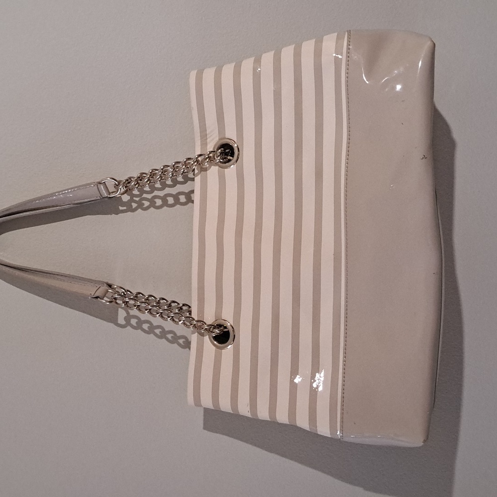 Kate Spade Elegant Beige Striped patent leather Handbag - Picture 4 of 10
